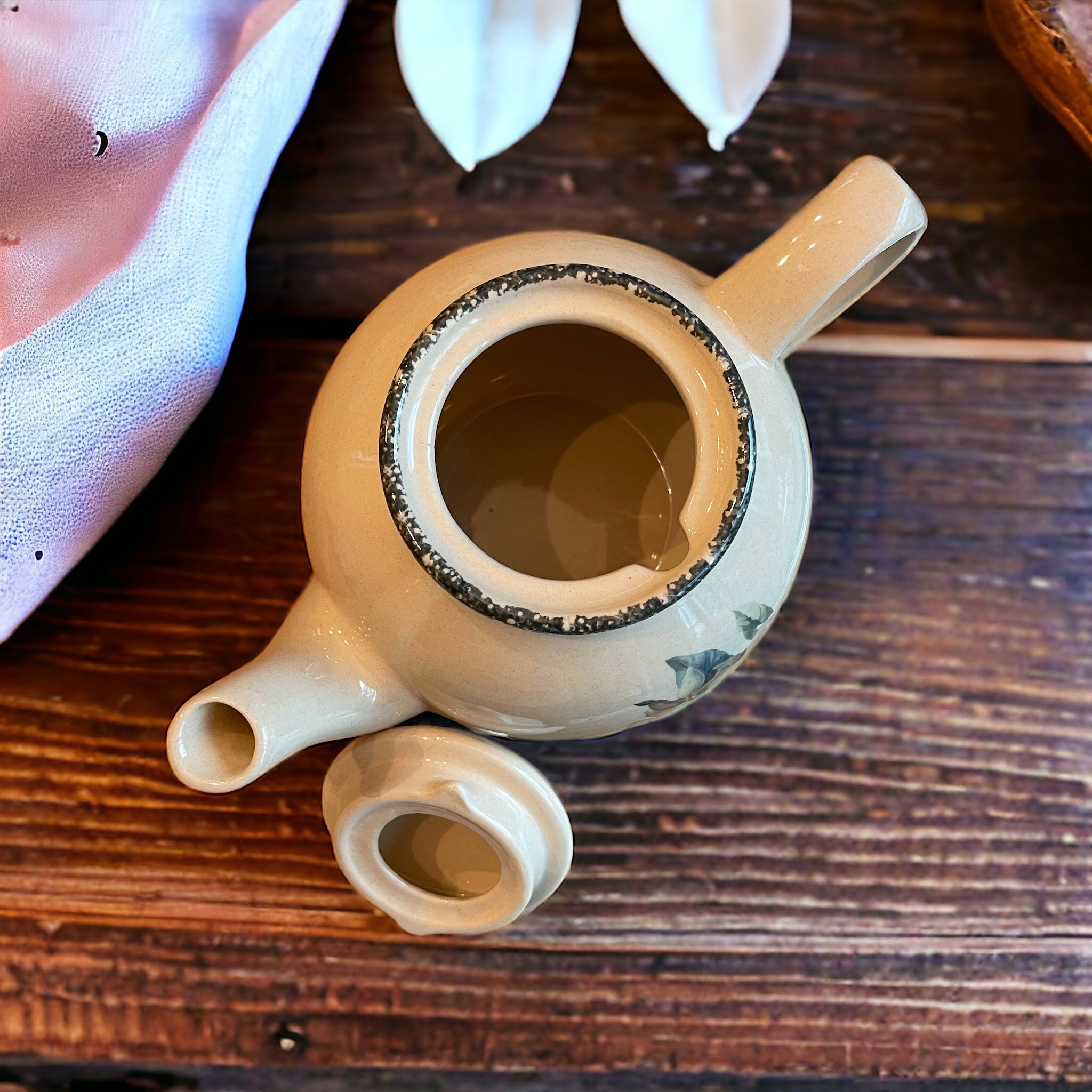 Vintage Teapot - Magnolia  (Home &amp; Garden, USA, 2001)